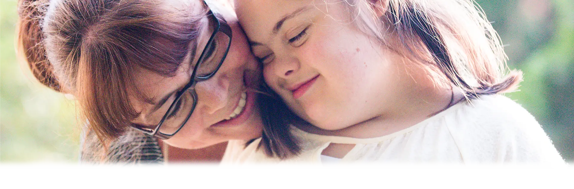 Bild von einer Frau die ein Mädchen umarmt